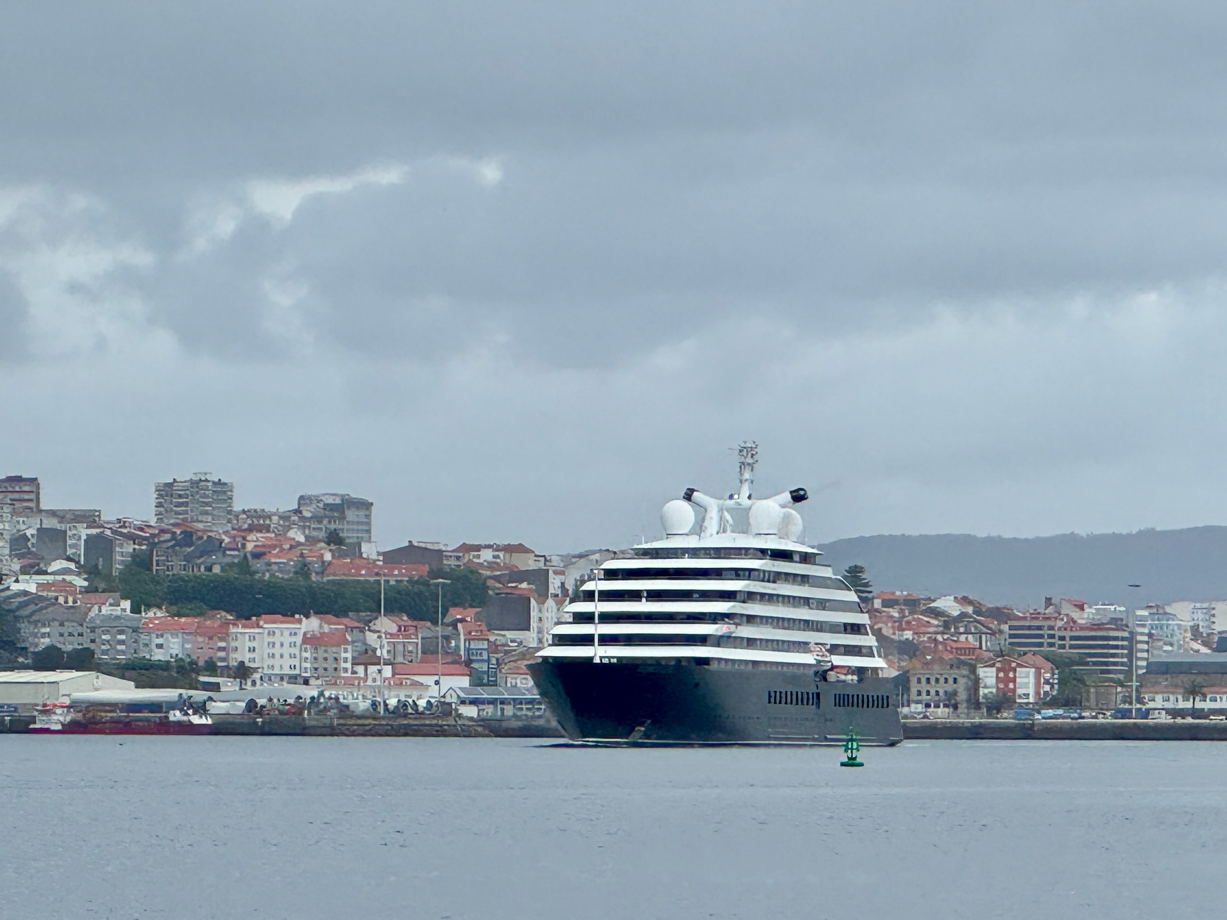 Grosse Faehre oder kleines Kreuzfahrtschiff Ferrol
